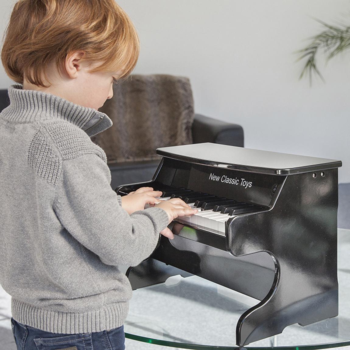 Meisje Speelt Piano Clipart Zwart Wit Het Meisje Speelt De Piano