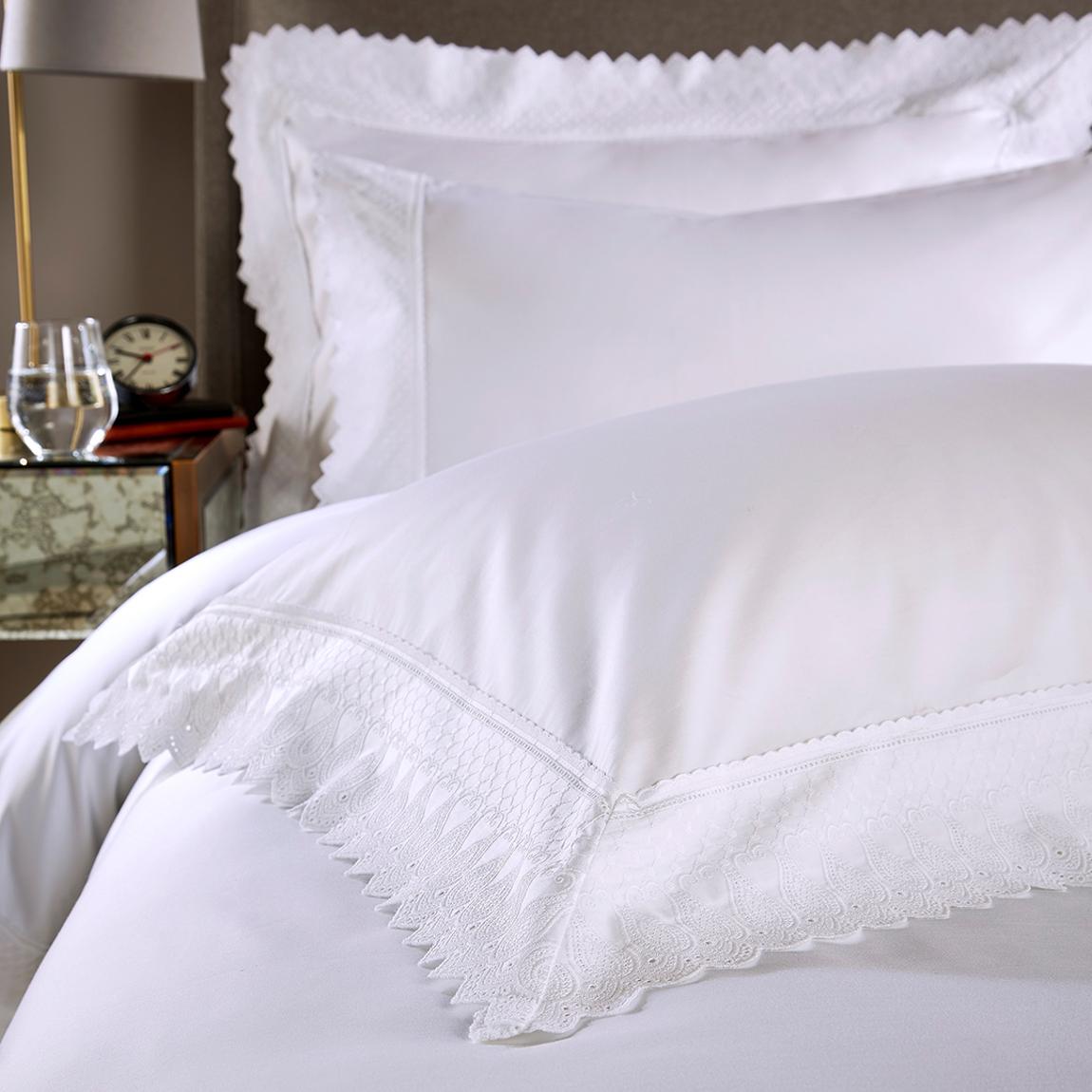 600TC Paisley Border Oxford Pillowcase, White main product photo