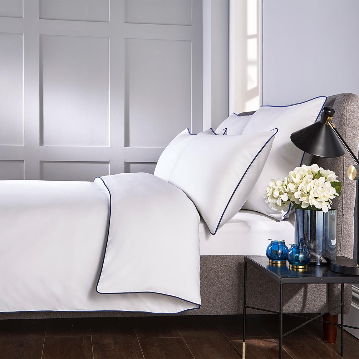 400TC Piped Superking Piped Duvet Set, White/Navy main product photo