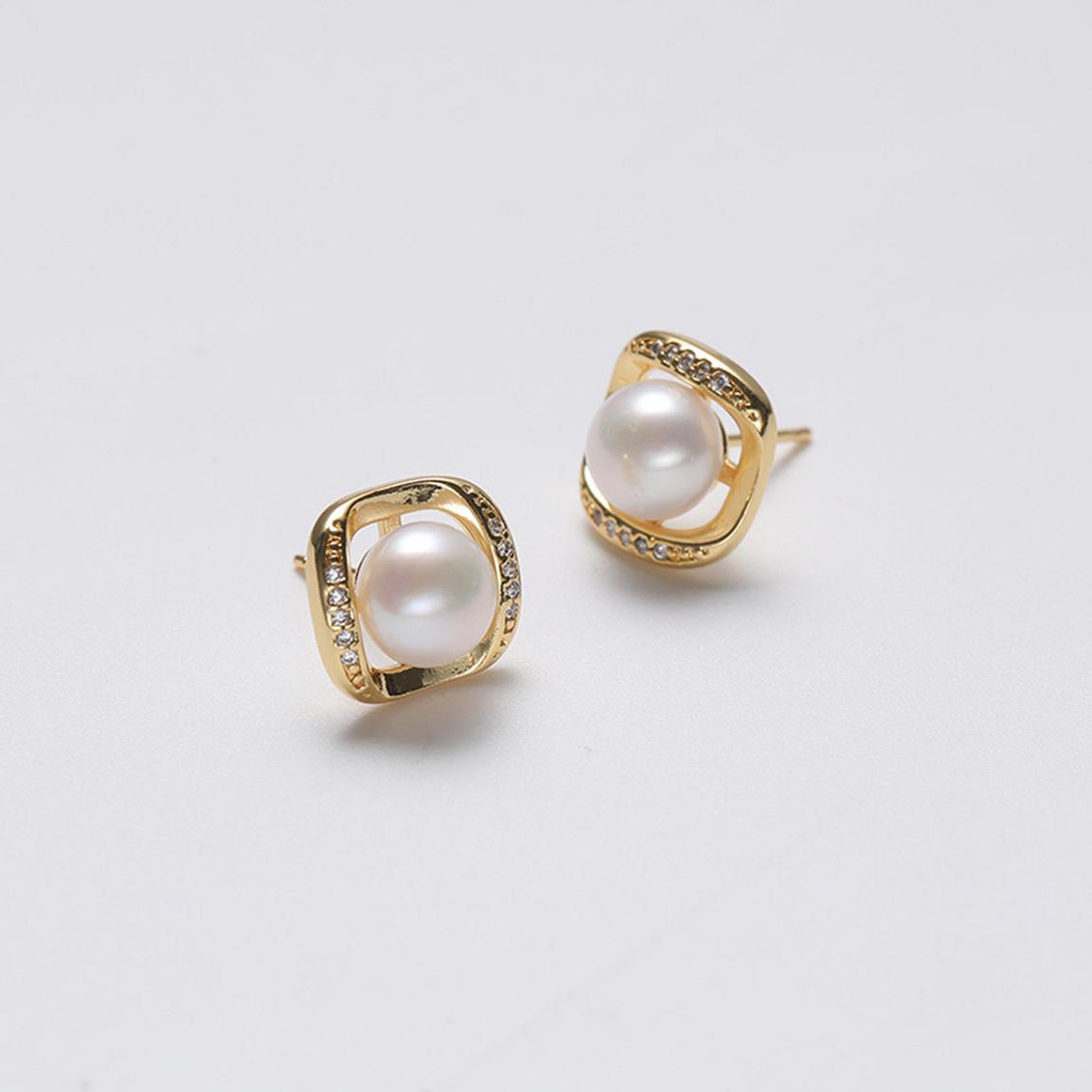 White Genuine Freshwater Pearl Earrings main product photo