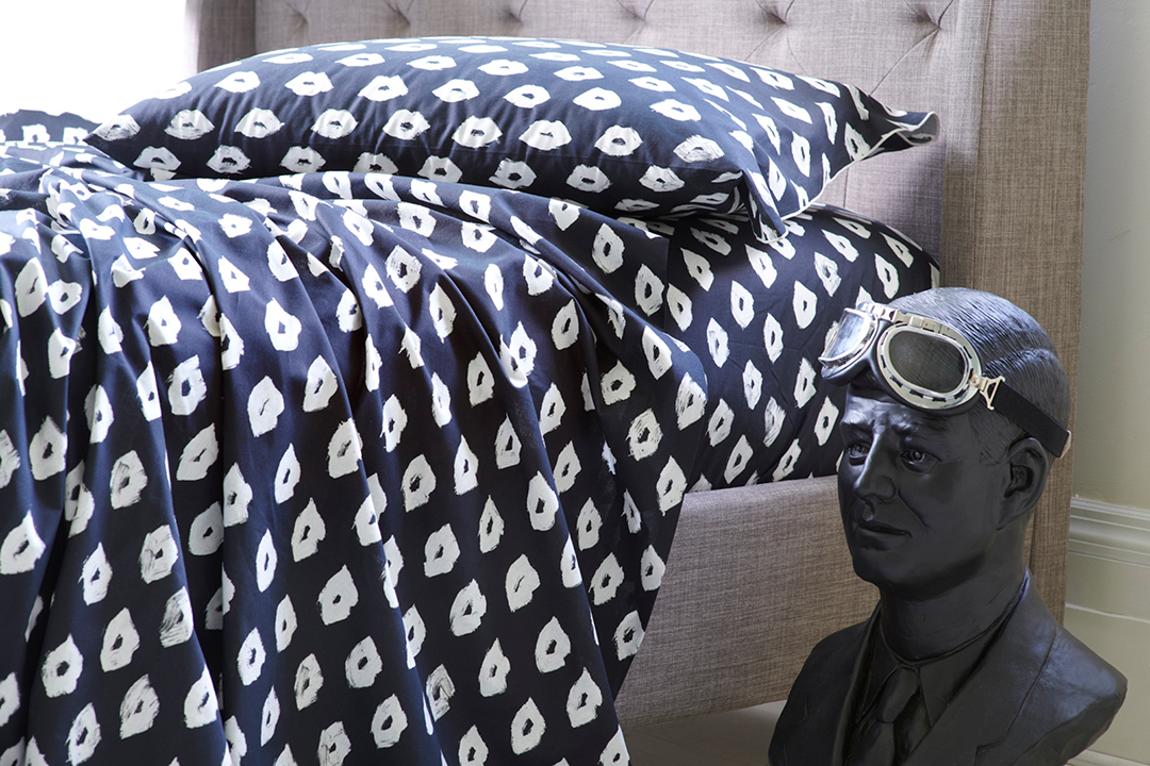 Black Painted Lips Fitted Sheet Superking main product photo
