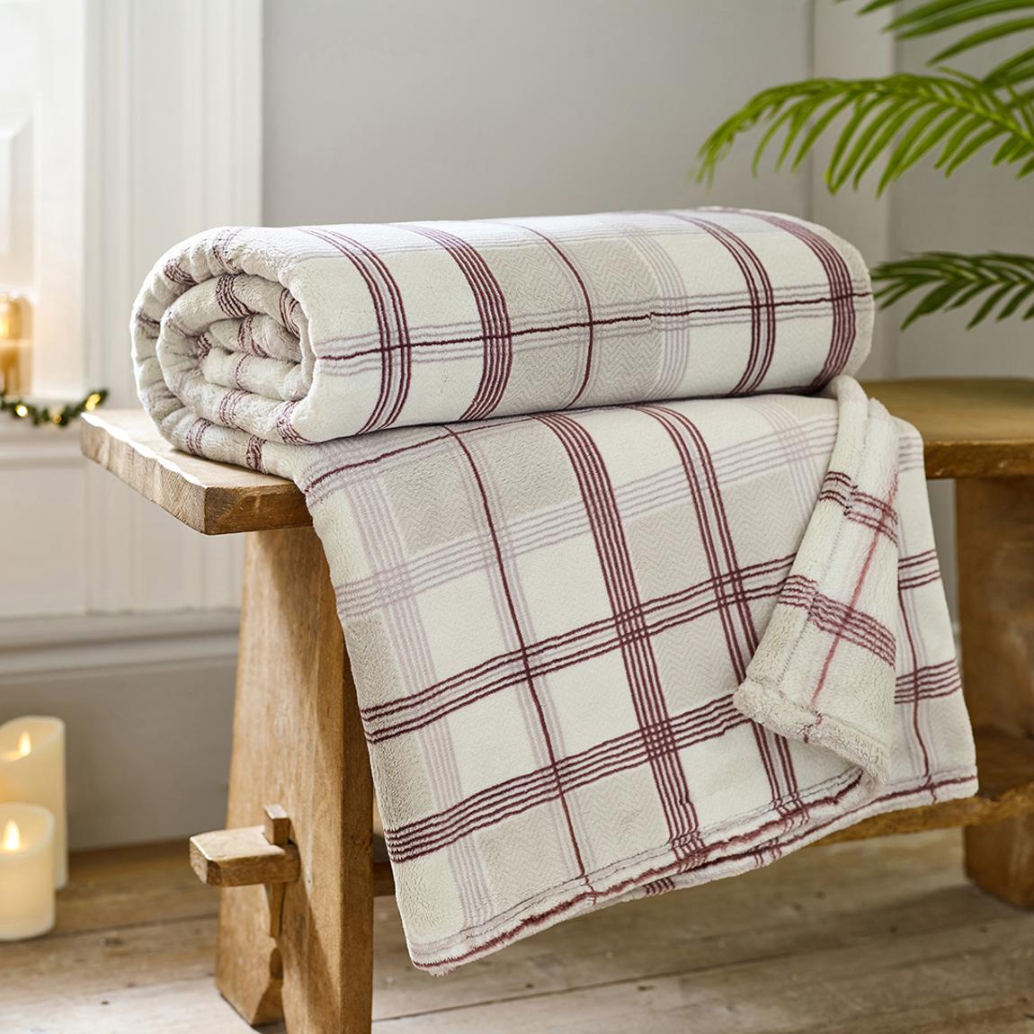 Hounds Check 140x180cm Throw, Burgundy main product photo