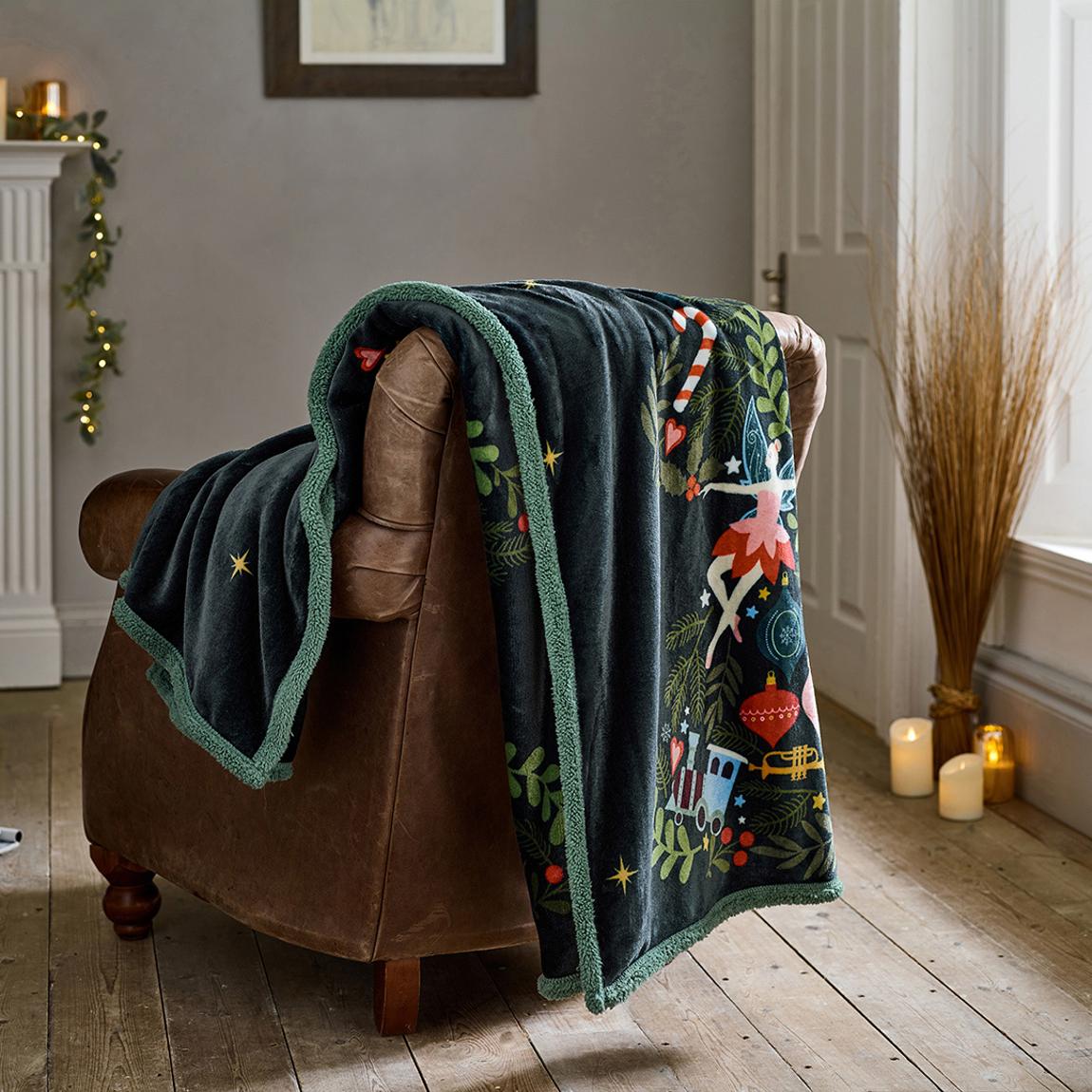 Traditional Tree Navy 130x170cm Throw, Green main product photo