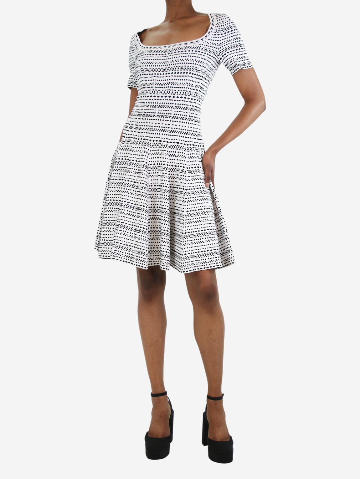 White short-sleeved patterned knit dress main product photo