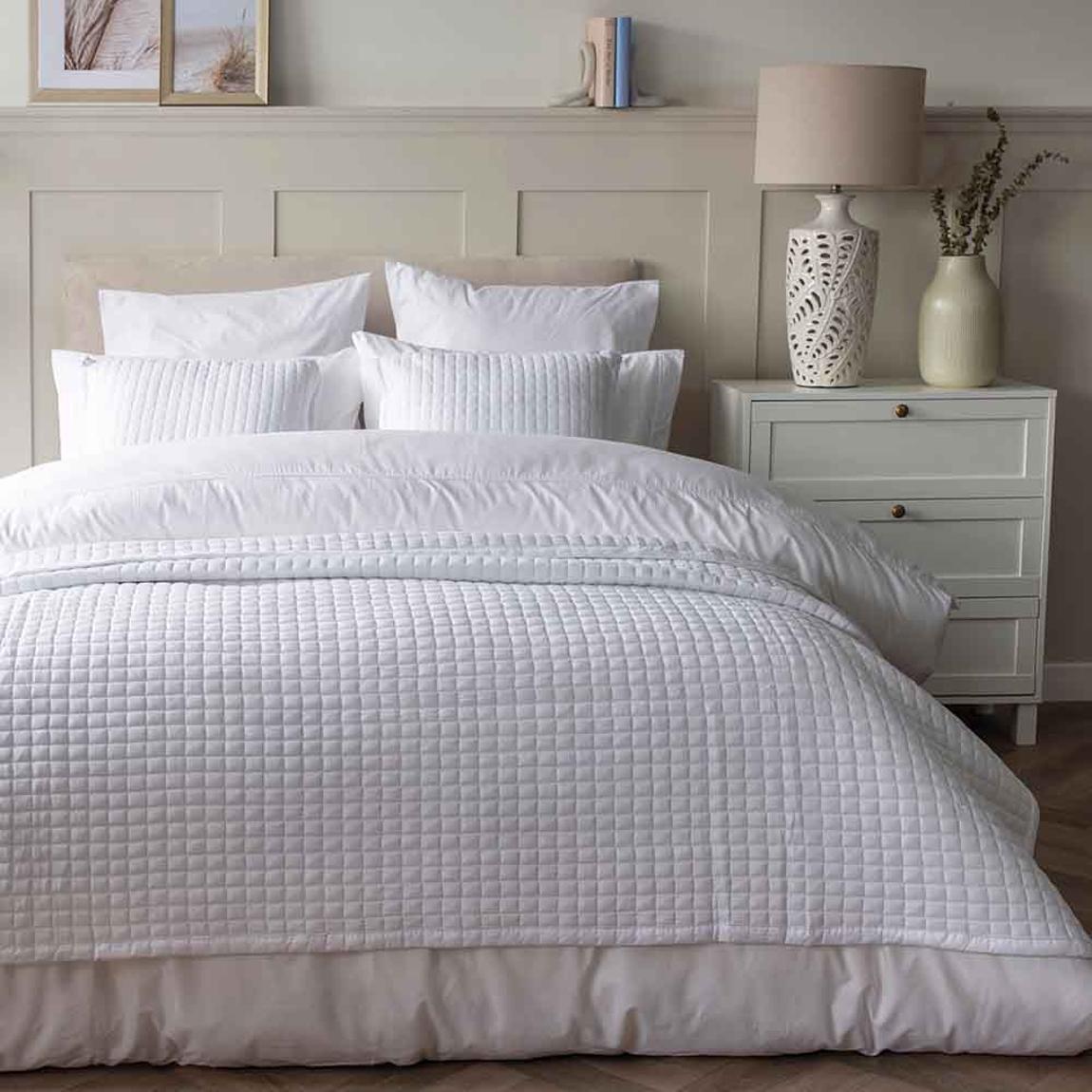 Belledorm Crompton Throw White 150 X 200Cm main product photo