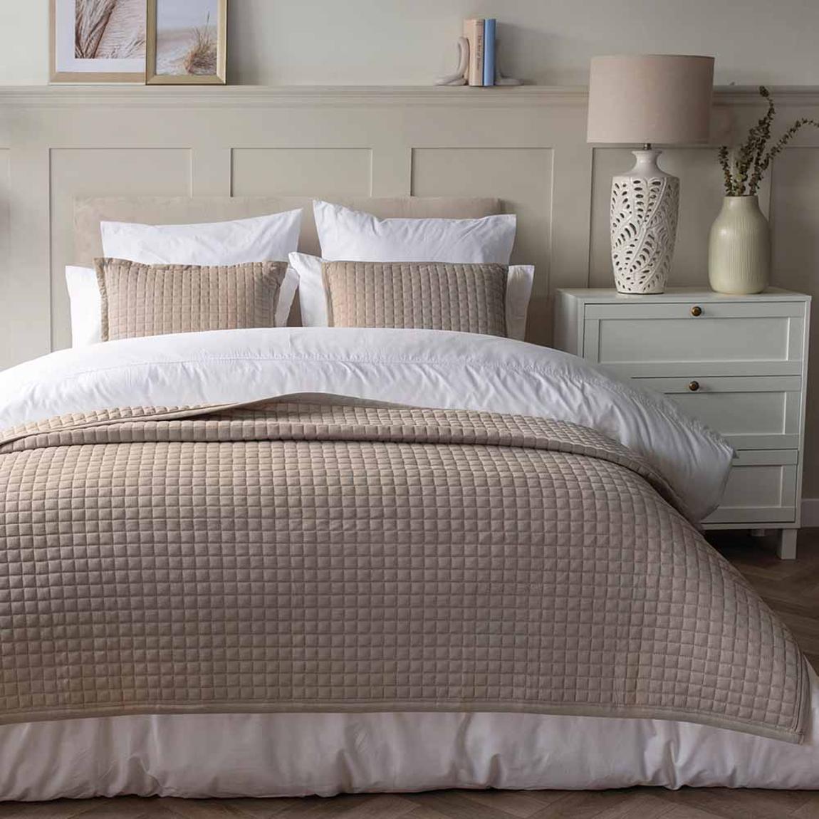Belledorm Crompton Throw Mocha 150 X 200Cm main product photo