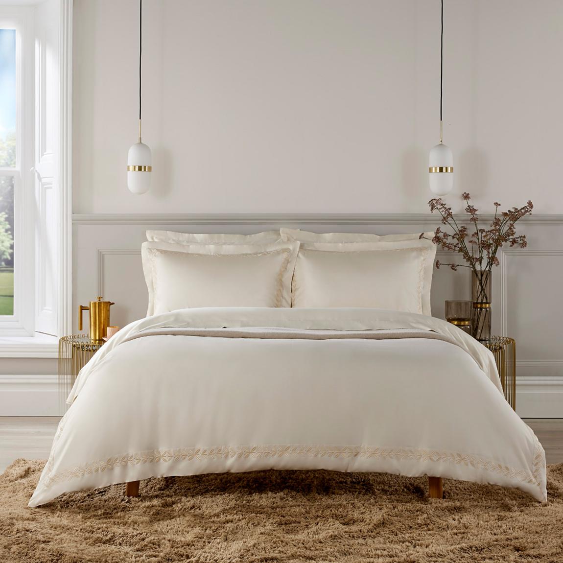 Clarendon Super King Duvet Set, Cream main product photo