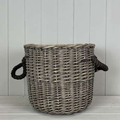 Round basket with rope handles