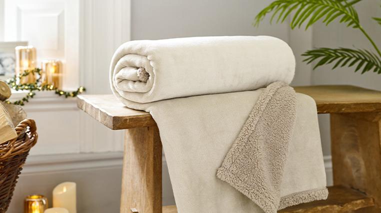 Snuggle Up: New Season Deyongs Throws