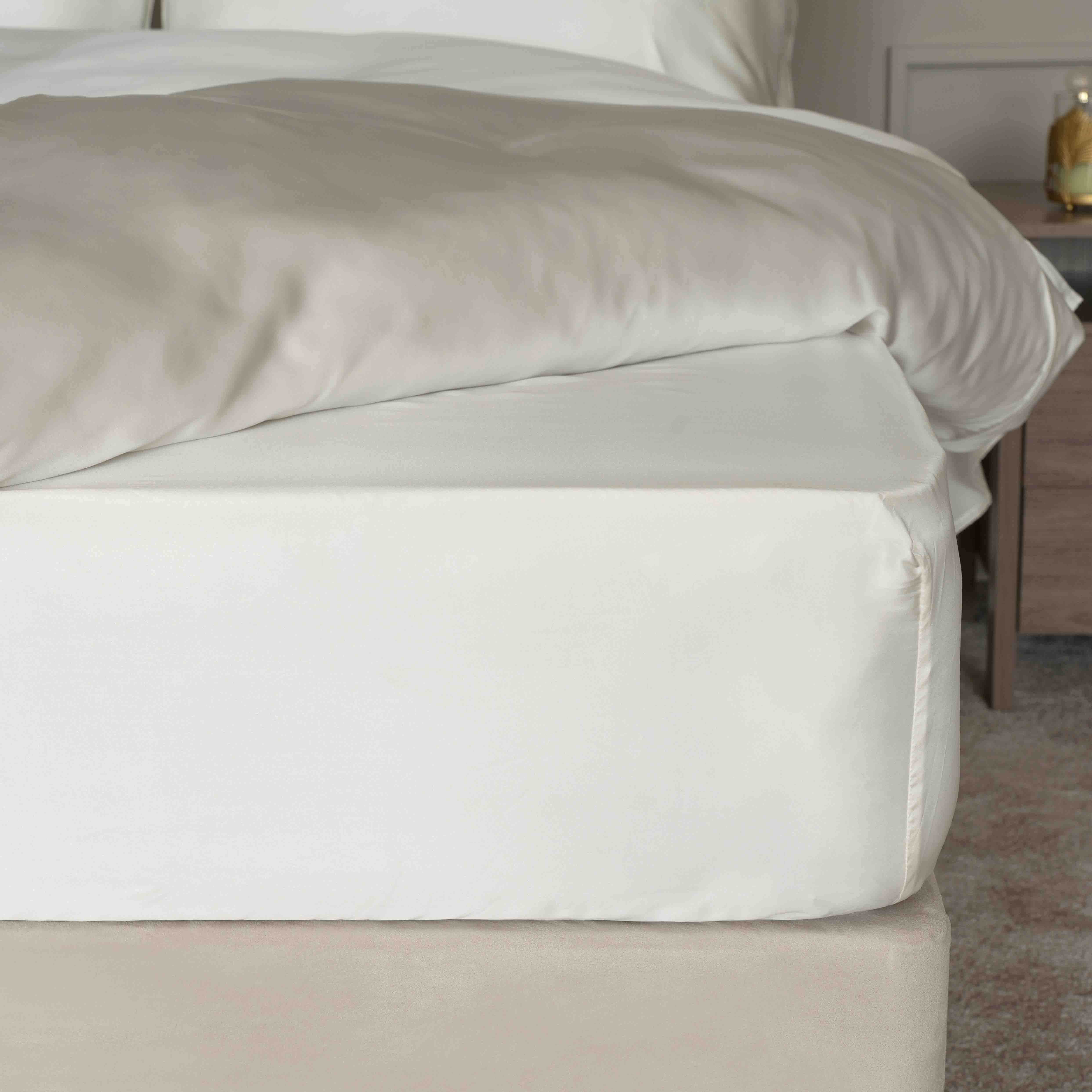 Belledorm   Mulberry Silk 15"" Fitted SheetSuperking Ivory in Size Superking, BrandAlley