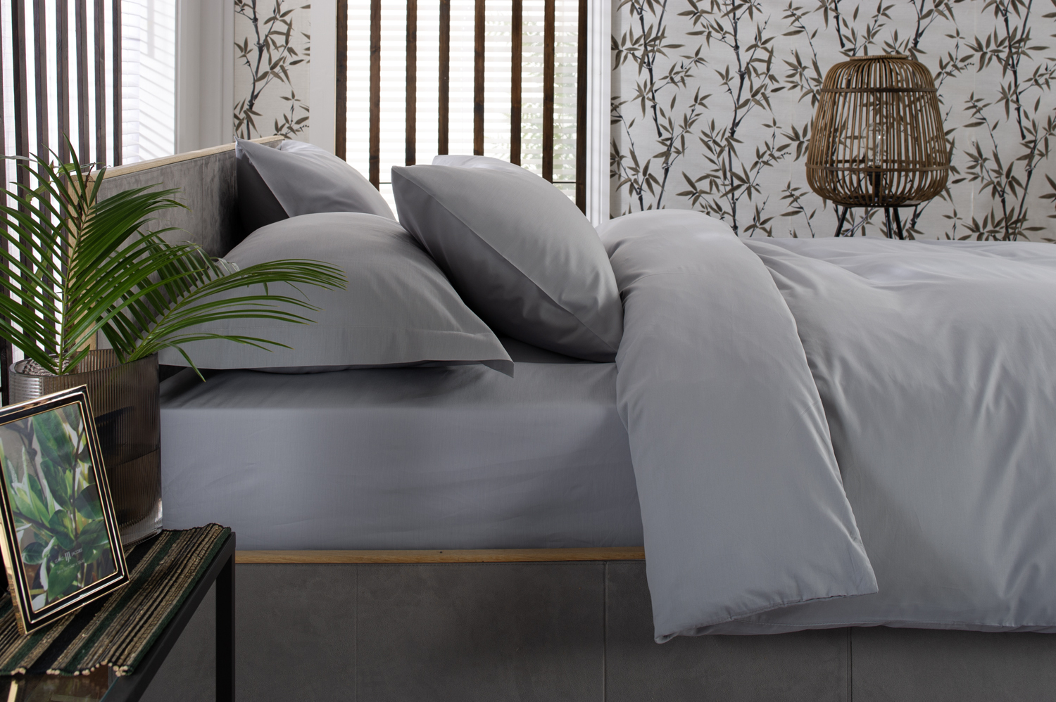 The Lyndon Company    Silver 400 Thread Count Cotton Fitted Sheet Platinum in Size Superking, BrandAlley