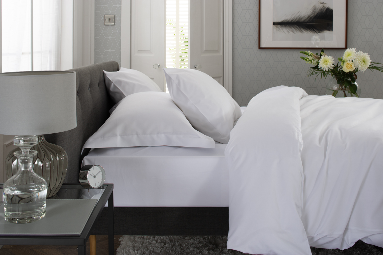 The Lyndon Company    White 400 Thread Count Cotton Fitted Sheet in Size Single, BrandAlley