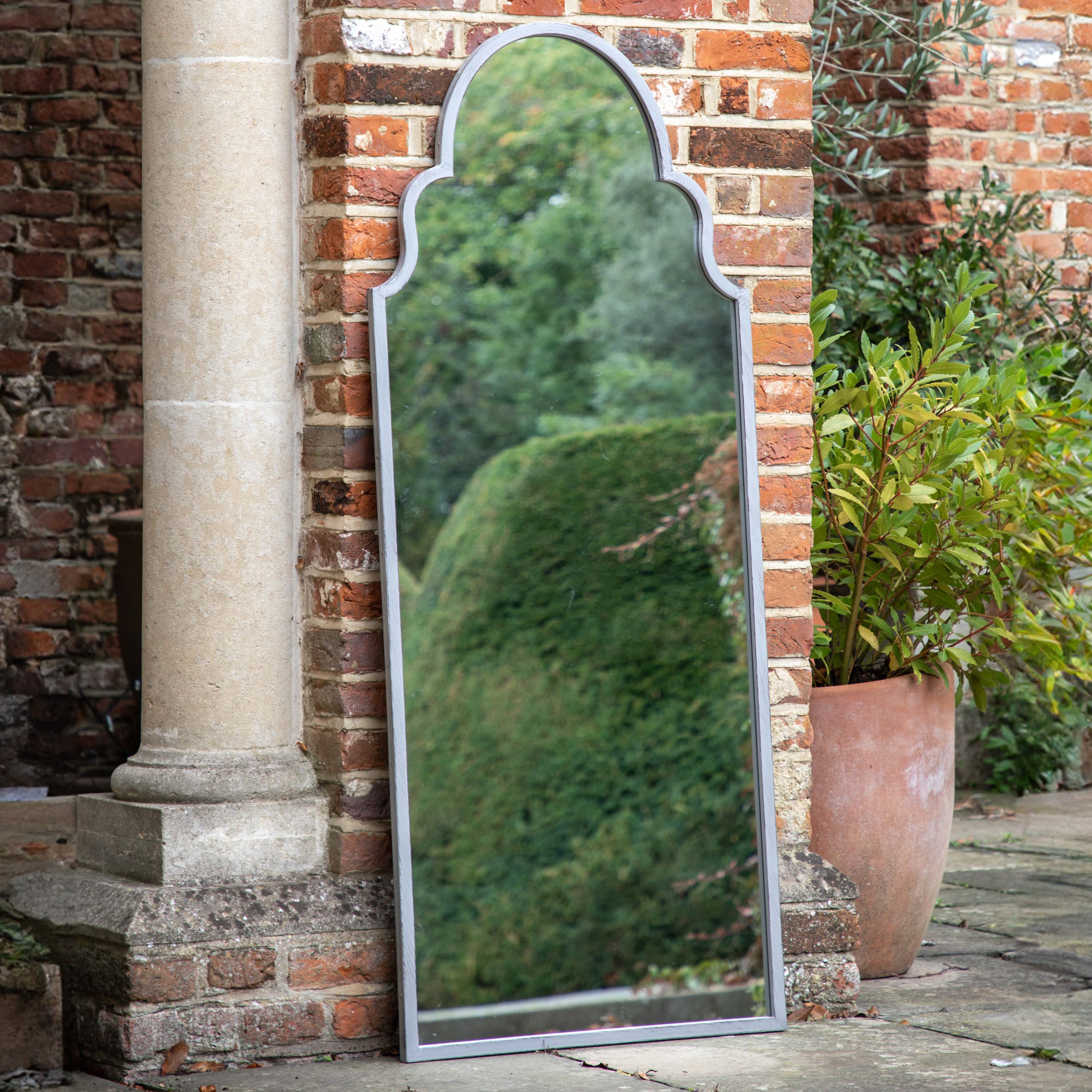 Gallery Living    Grey Elicate Outdoor Mirror Vintage in Size +44, BrandAlley