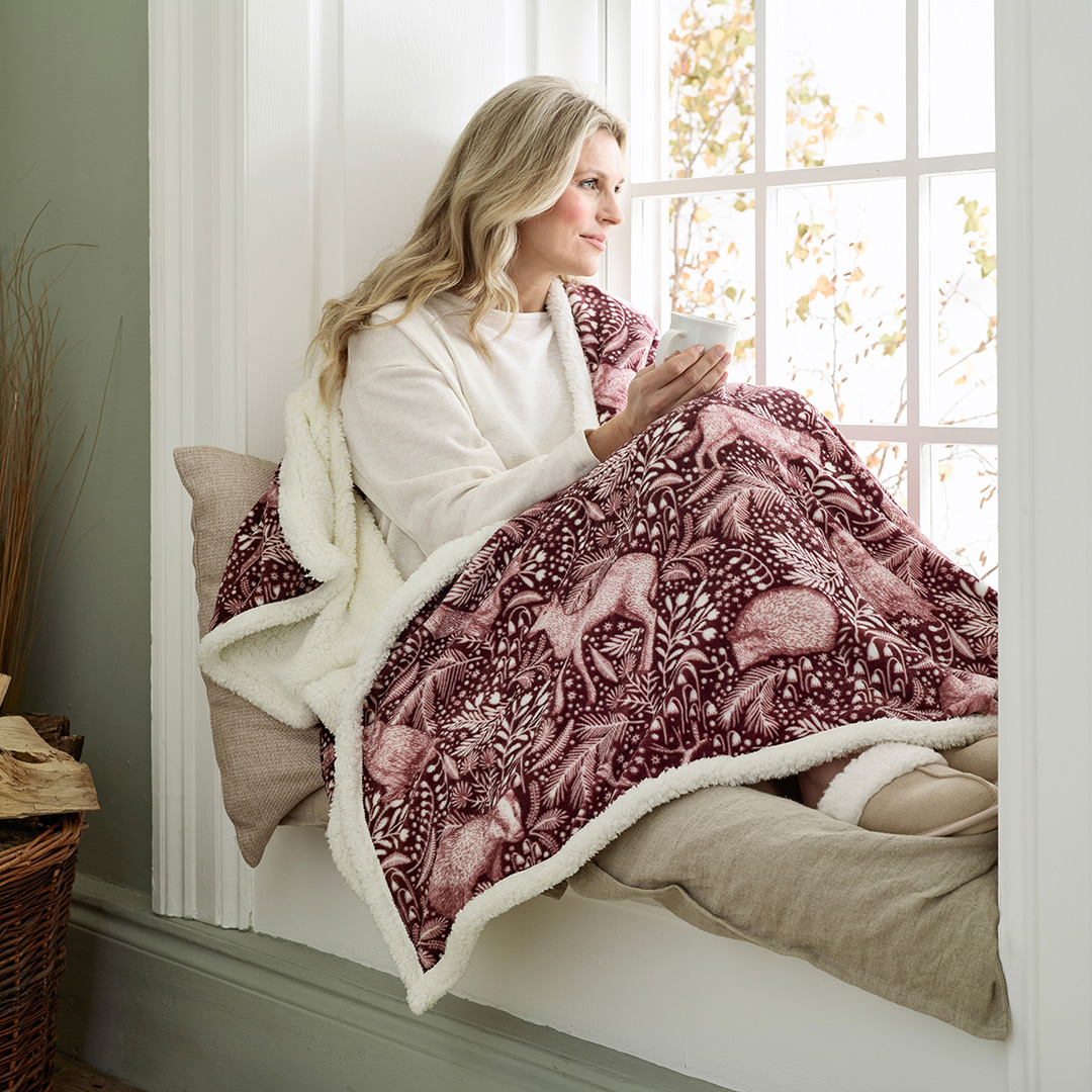 Deyongs   Woodland Folk 140x180cm Heated Throw Wine in Size 10, BrandAlley
