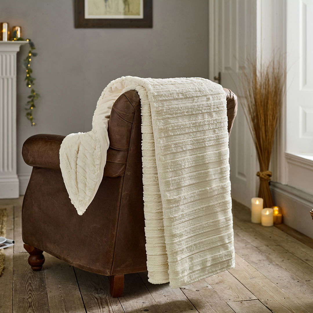 The Lyndon Company   Chatsworth Faux Fur 130x170cm Throw Cream in Size 170cm, BrandAlley