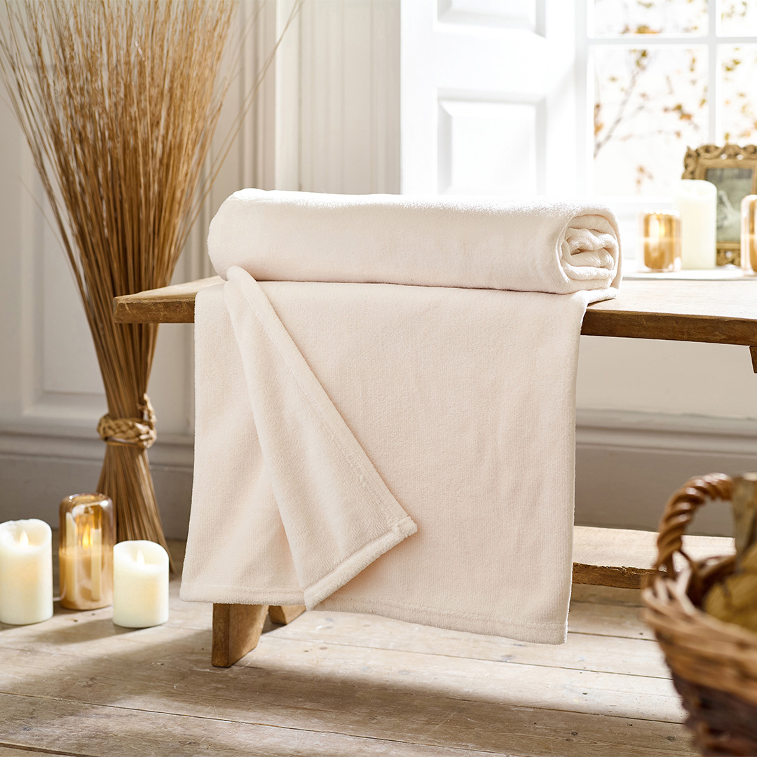 Deyongs   Snuggle Touch 140x180cm Blanket Ivory in Size 180cm, BrandAlley