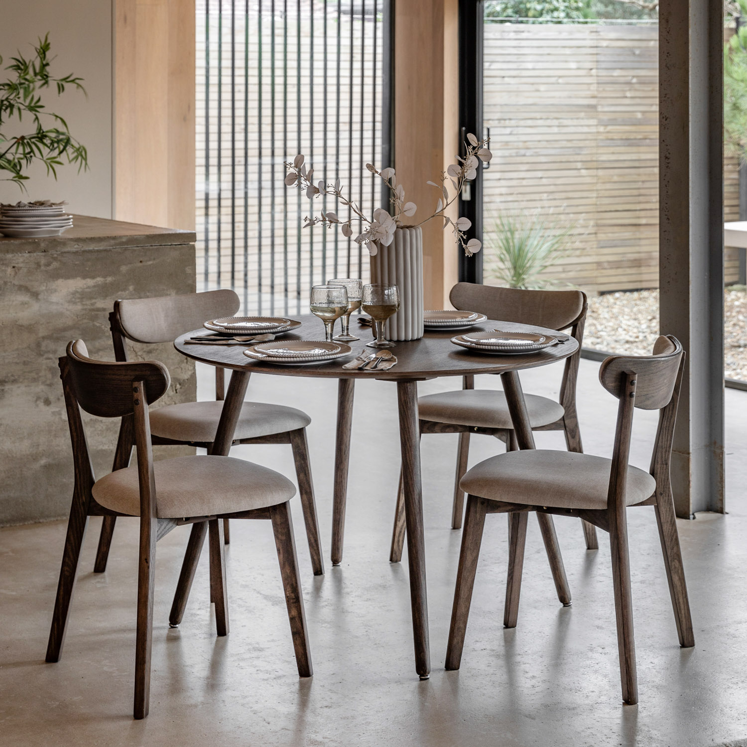 Gallery Living   Everest Round Dining Table Smoked in Size +44, BrandAlley