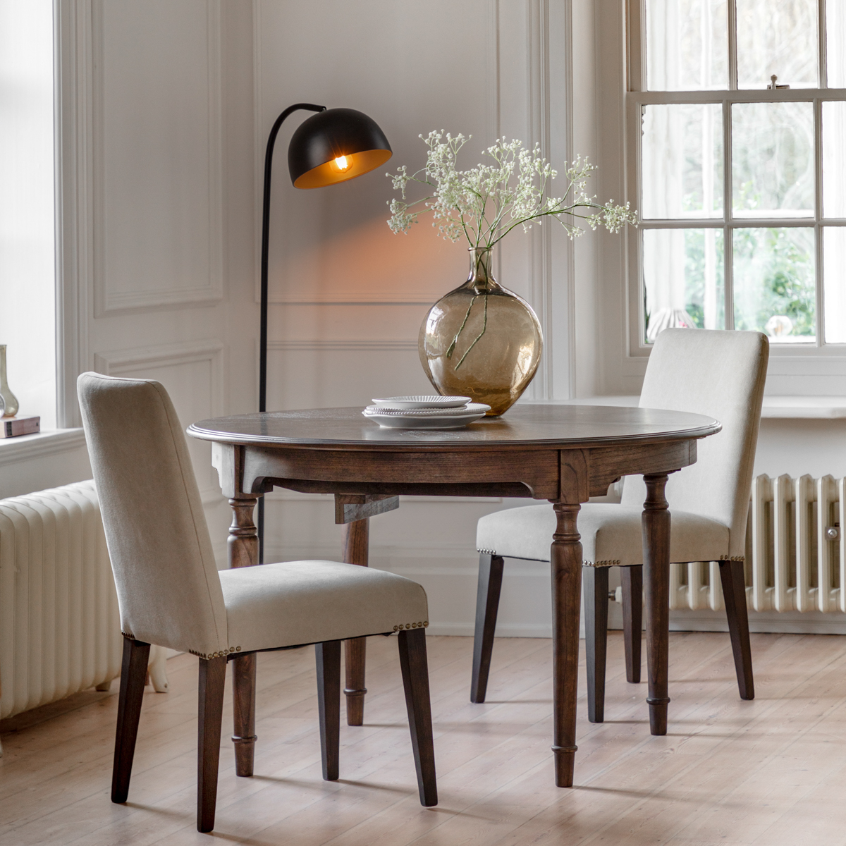 Gallery Living    Brown Willowby Ext Round Table in Size 6, BrandAlley