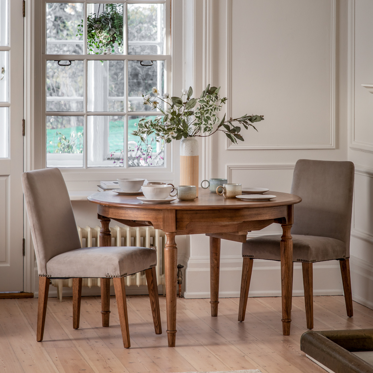 Gallery Living   Fairfield Ext Round Table in Size 6, BrandAlley