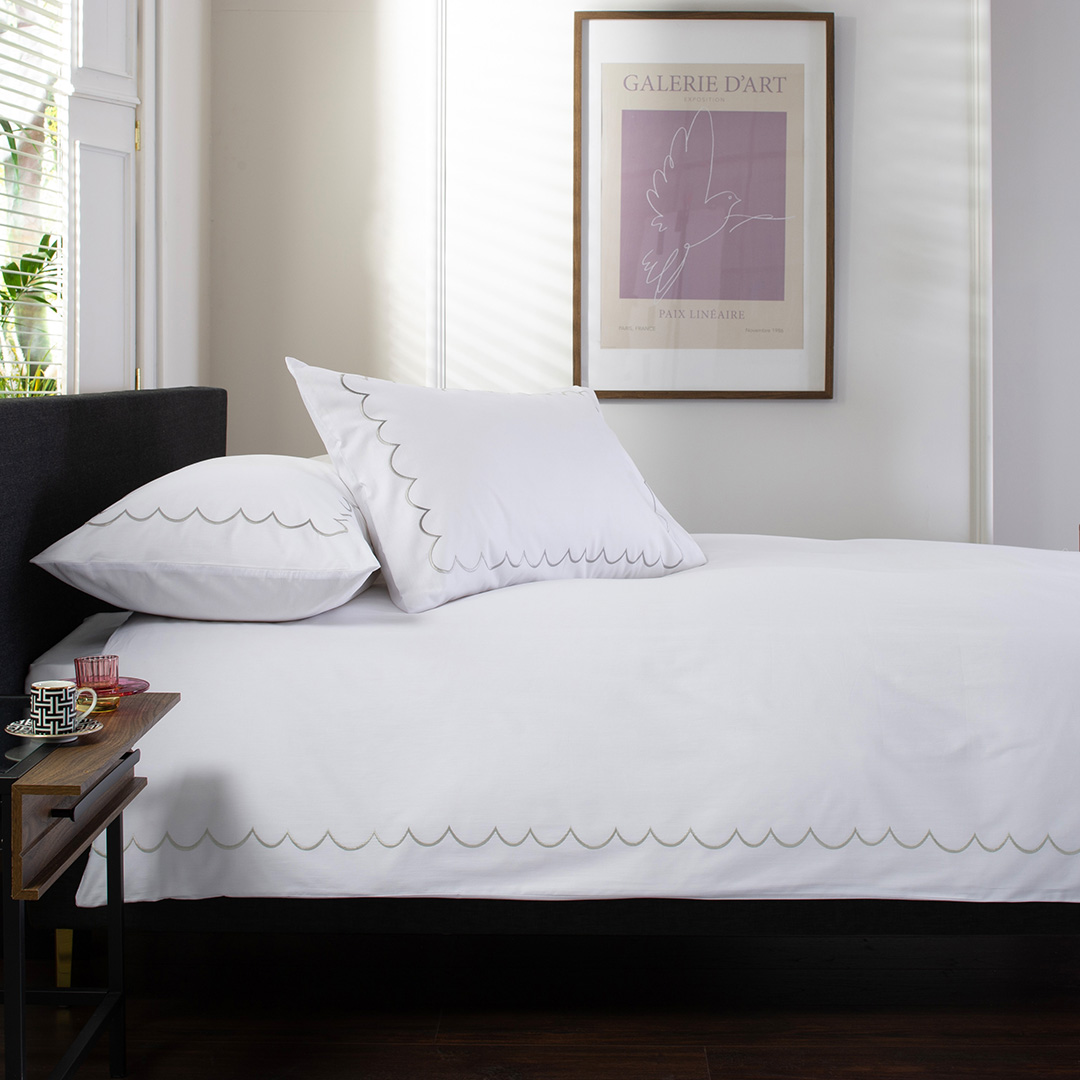 The Lyndon Company   200TC Scallop Design Duvet Cover Set in Size Kingsize, BrandAlley