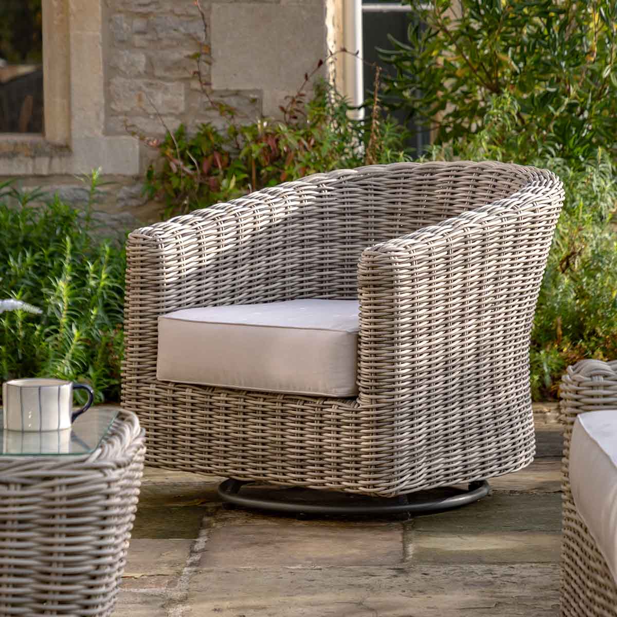 Gallery Living   Nevada Swivel Chair in Size +44, BrandAlley