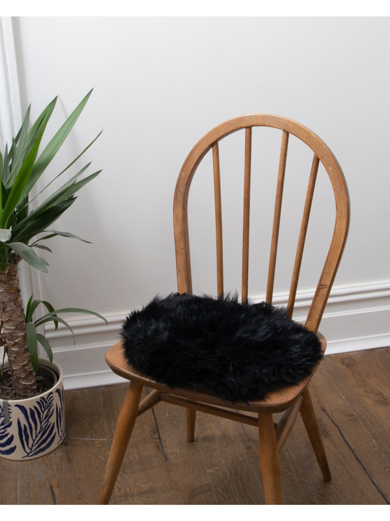 Native    Black Sheepskin Chair Pad Round in Size L, BrandAlley