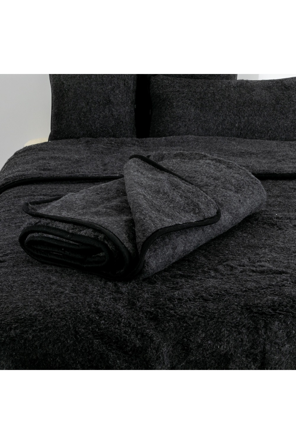 Native    Black Merino Wool Blanket 220X200 in Size L, BrandAlley