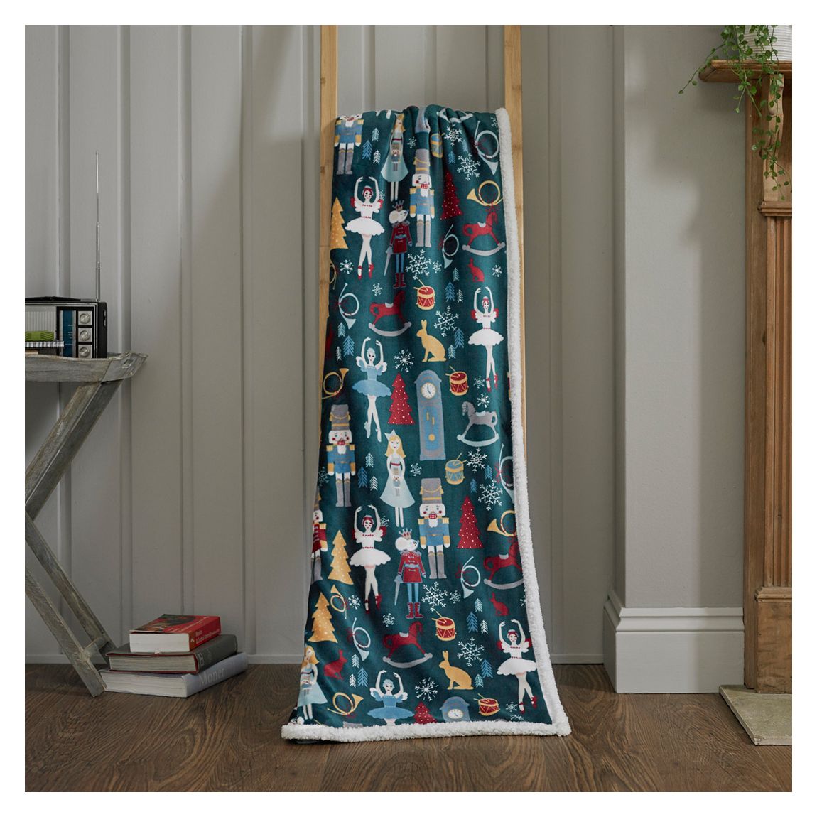 Nutcracker 125x150cm Throw, Green/Multi main product photo