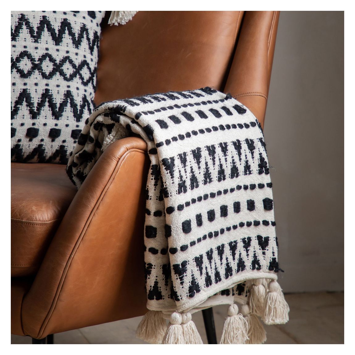 Black & Cream Tufted Throw 130x170cm main product photo