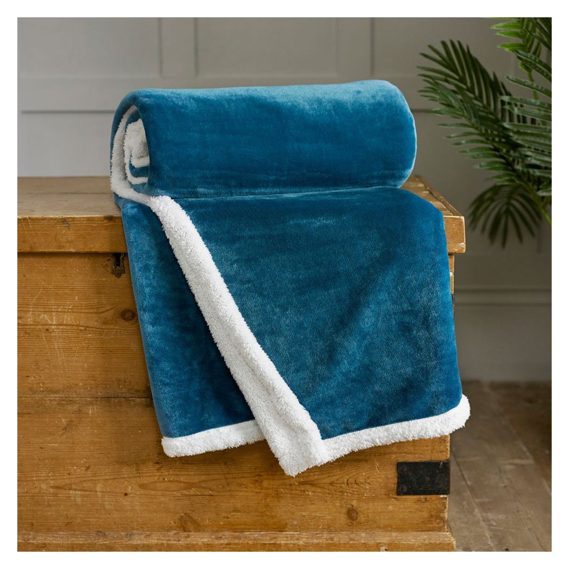 Blackbrook 125x150cm Throw, Petrol main product photo