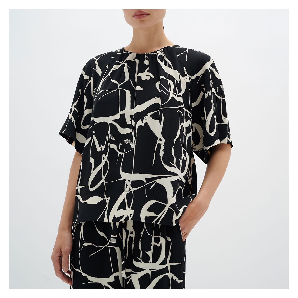 Black/White Paisley Printed Blouse main product photo