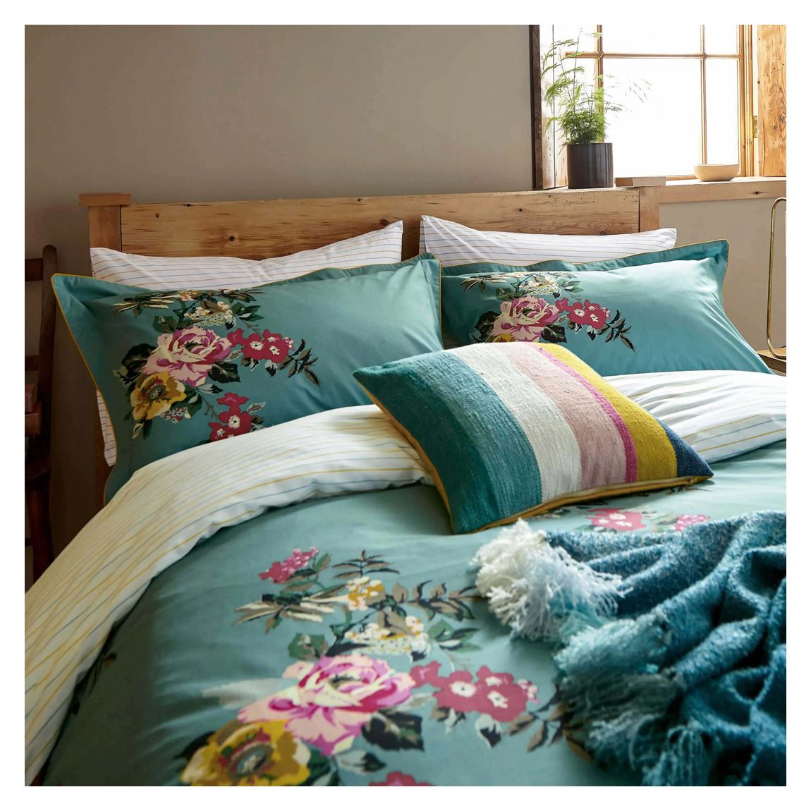 Cotswold Floral King Duvet Cover Set main product photo