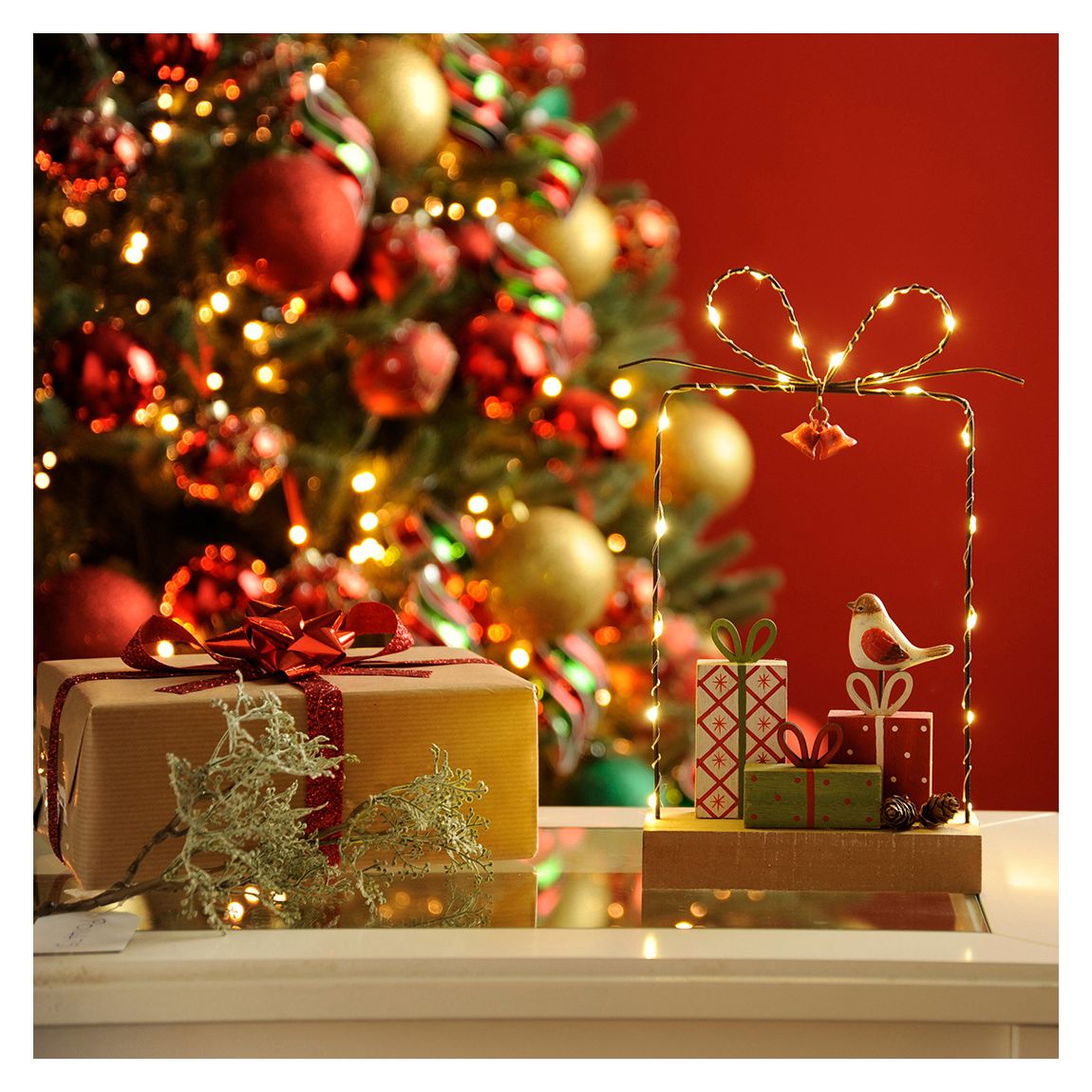 Wire 27cm Present with Robin Ornament - Battery Operated main product photo