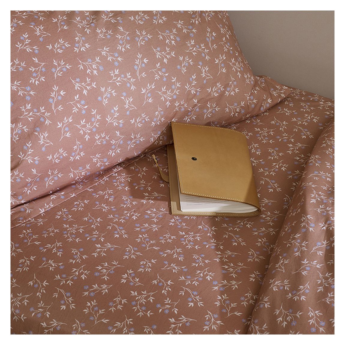 Chestnut Floral King Cotton Fitted Sheet main product photo