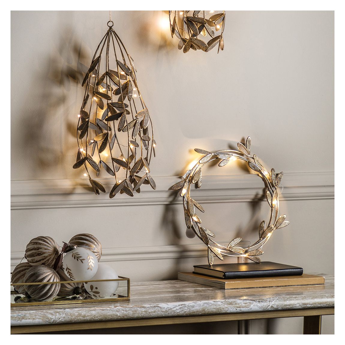 Mistletoe LED Wreath, 30x30cm main product photo
