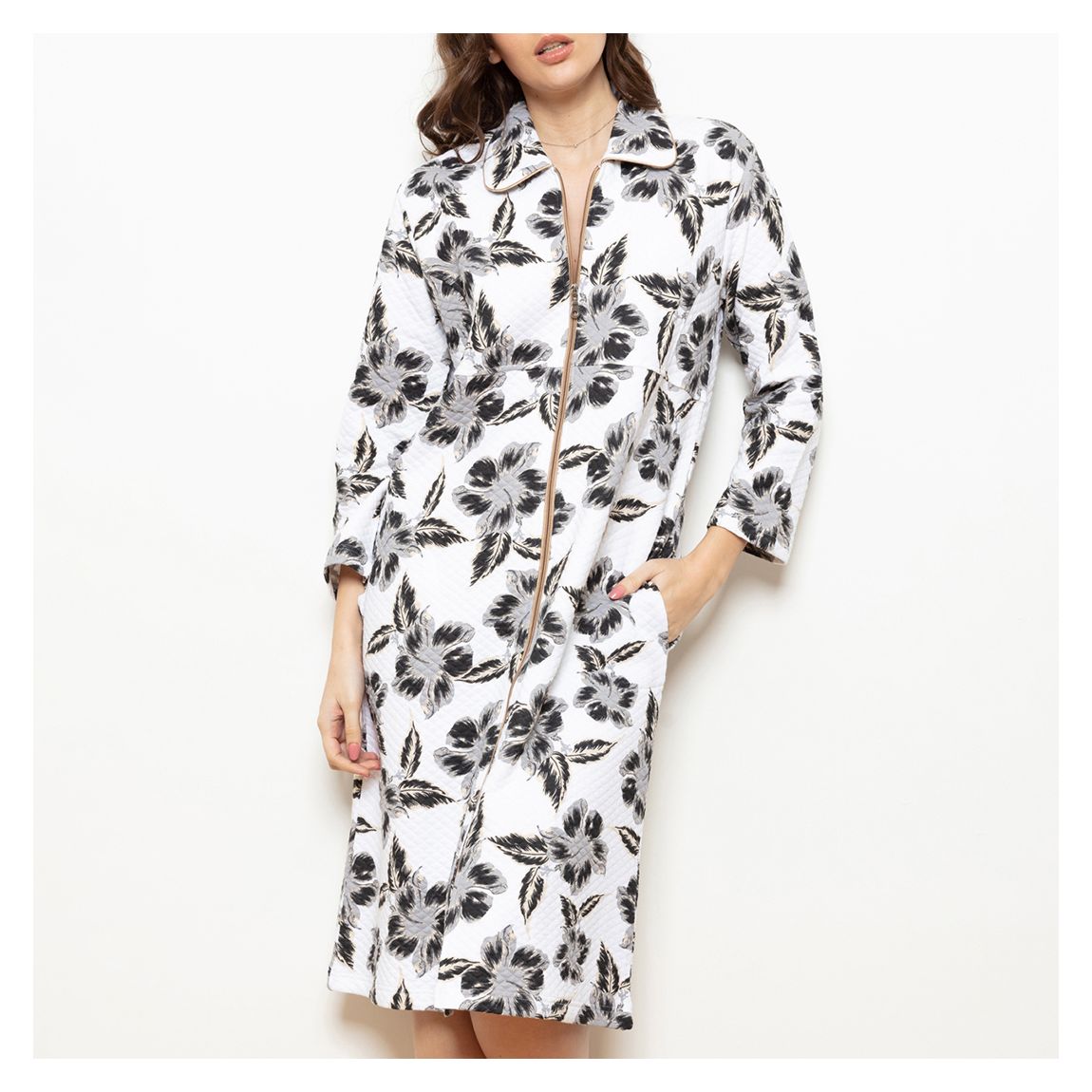 White & Mocha Deluxe Cotton Quilted Spread Collar Zipper Robe
Hibiscus QUILTED Cotton Zip Robe main product photo
