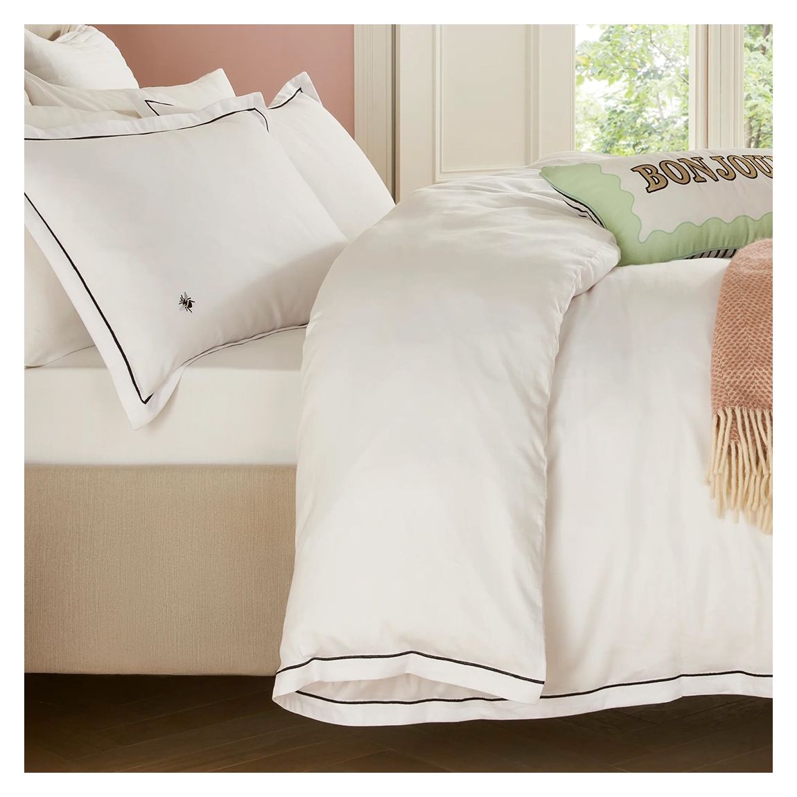 Bee with Black Satin Stitching Double Duvet Cover Set main product photo