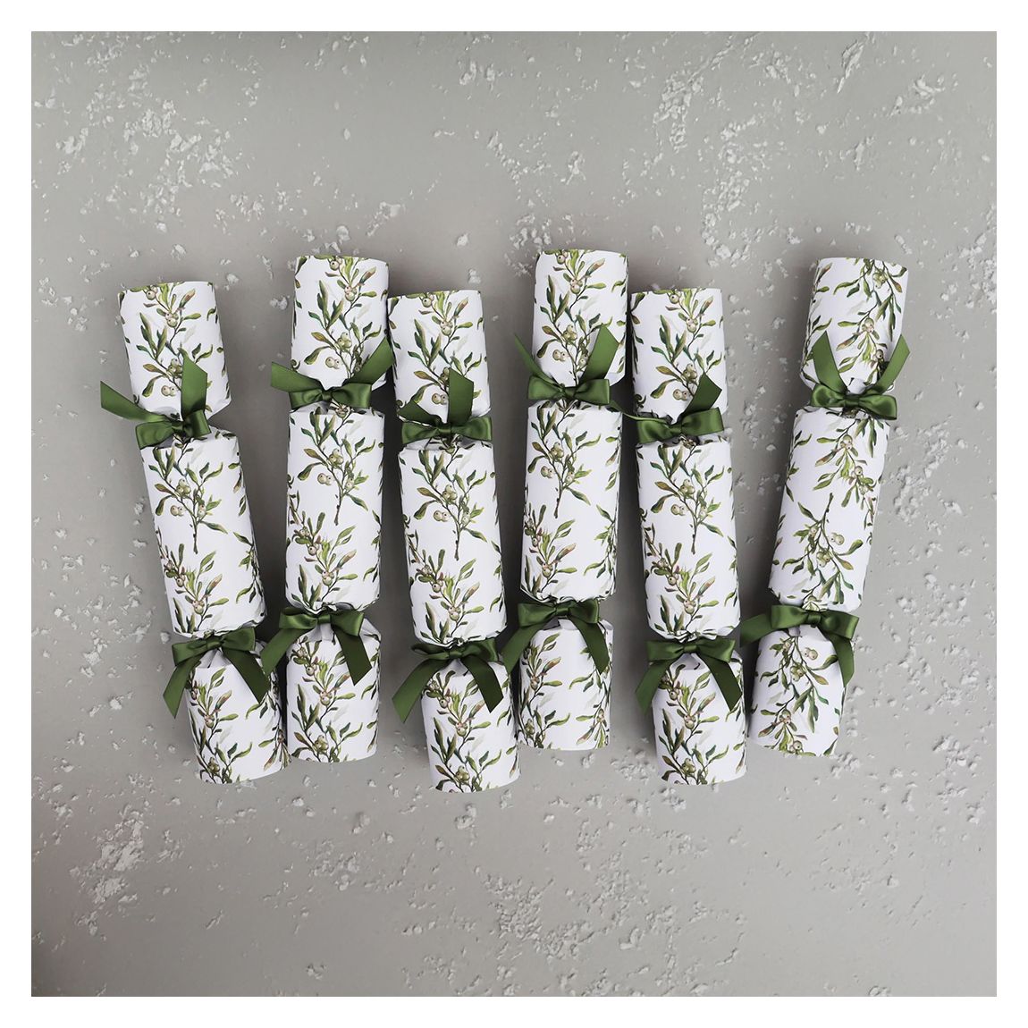 Set of 6 Mistletoe Luxury Christmas Crackers main product photo