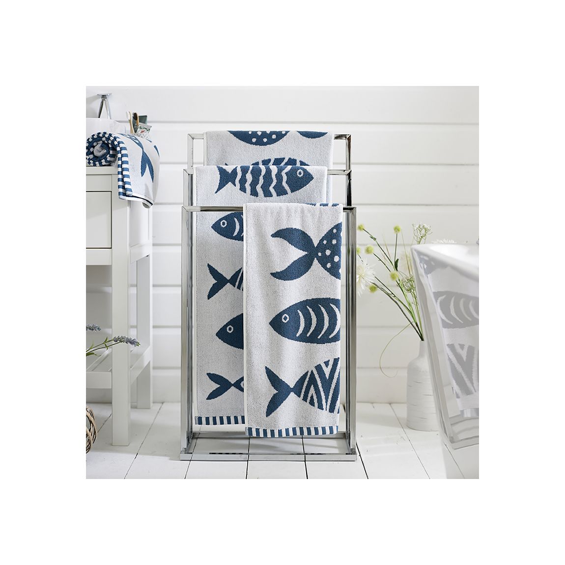 Big Fish 550gsm Yarn Dyed Jacquard 100% Cotton Bath Towel White/Blue main product photo