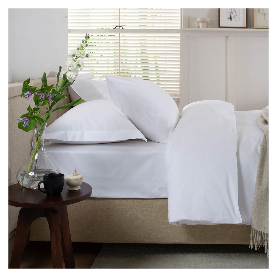 800 TC Super King Fitted Sheet, White main product photo