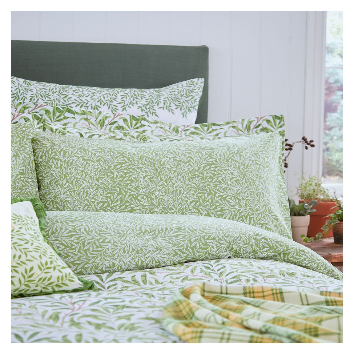 Willow Bough Oxford Pillowcase, Leaf Green main product photo