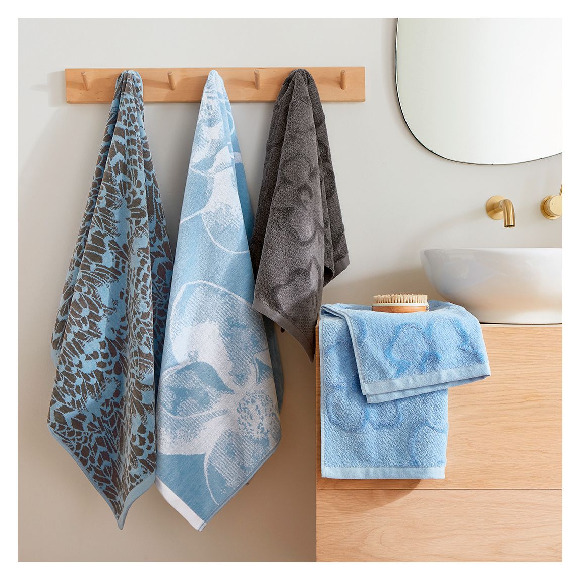 Feathers Bath Towel, Charcoal main product photo